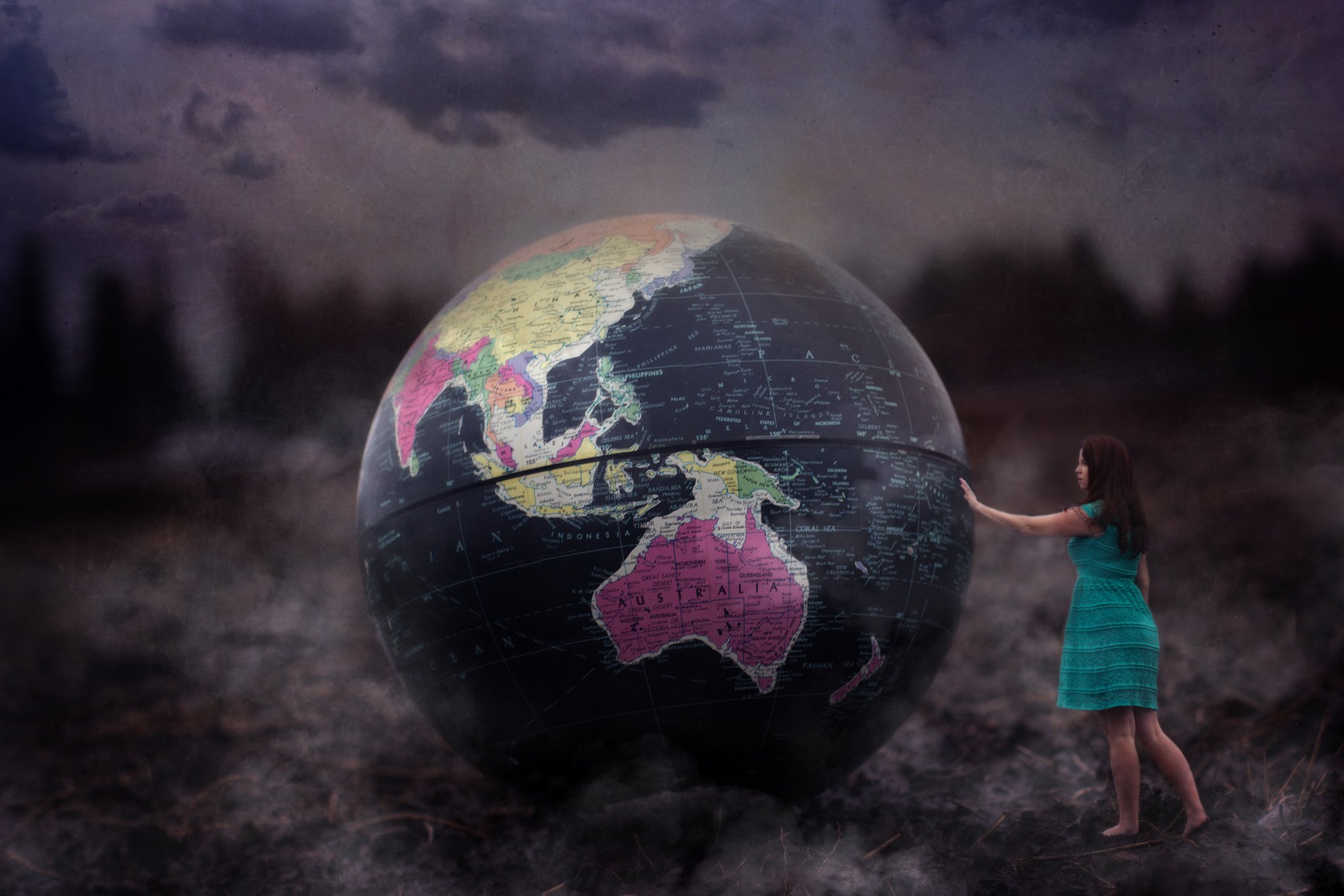 Возраст жизни на планете. Человек с глобусом. Люди на земном шаре. Девочка с глобусом. Планета людей.